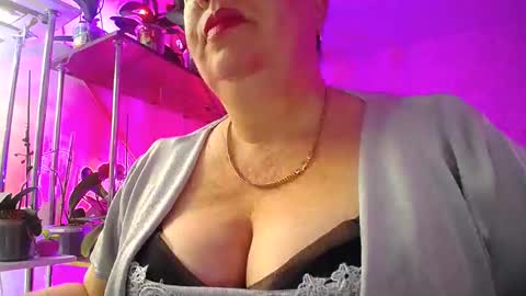 Snapshot of lady_gloria chatting on 01.26.25 Lady Gloria online show from 01.26.25