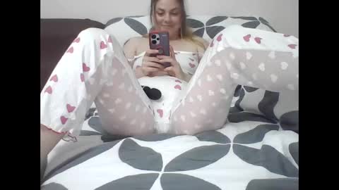 Snapshot of ladymellns chatting on 10.17.25 LadyMellns online show from 10.17.25