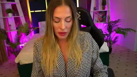 Snapshot of ladyylaura chatting on 10.17.25 Laura online show from 10.17.25