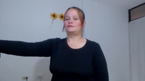 Snapshot of lahurent_weed420 chatting on 11.11.25 paola and a guest lol online show from 11.11.25