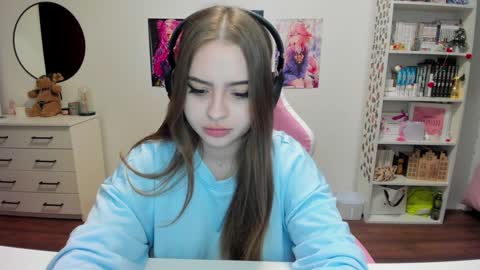 Snapshot of lain__ chatting on 12.19.24 Kira online show from 12.19.24