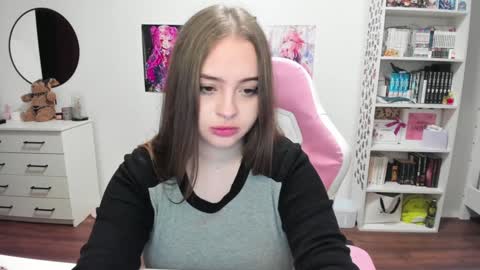 Snapshot of lain__ chatting on 01.10.25 Kira online show from 01.10.25