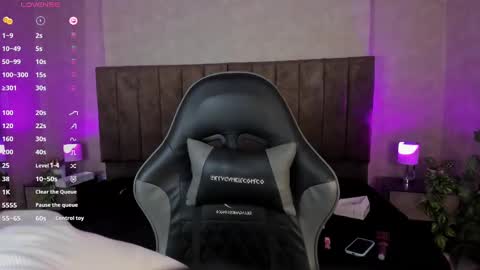 Snapshot of lanamills_ chatting on 09.27.25 Lana online show from 09.27.25