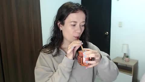 Snapshot of lanna_mills chatting on 09.12.25 Lanna online show from 09.12.25