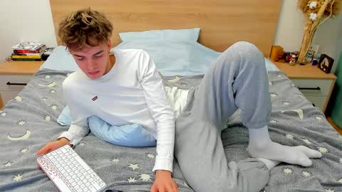 Snapshot of lanny_fandi chatting on 12.10.24 Fandi online show from 12.10.24