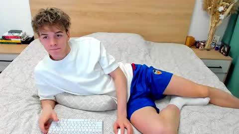 Snapshot of lanny_fandi chatting on 12.19.24 Fandi online show from 12.19.24