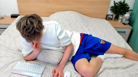 Snapshot of lanny_fandi chatting on 12.20.24 Fandi online show from 12.20.24