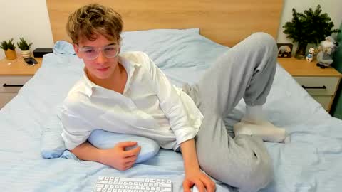 Snapshot of lanny_fandi chatting on 12.24.24 Fandi online show from 12.24.24