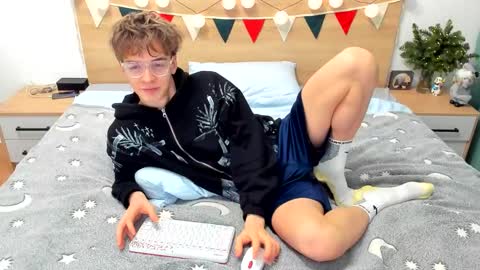 Snapshot of lanny_fandi chatting on 12.27.24 Fandi online show from 12.27.24