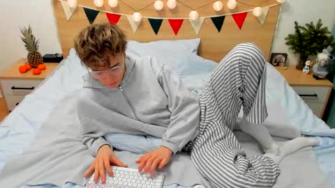 Snapshot of lanny_fandi chatting on 01.04.25 Fandi online show from 01.04.25