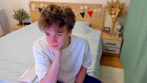 Snapshot of lanny_fandi chatting on 02.04.25 Fandi online show from 02.04.25