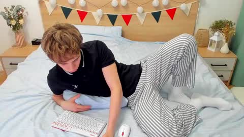 Snapshot of lanny_fandi chatting on 03.11.25 Fandi online show from 03.11.25