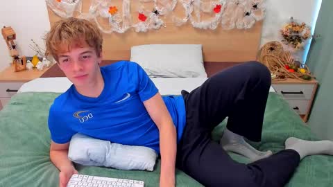 Snapshot of lanny_fandi chatting on 10.11.25 Fandi online show from 10.11.25