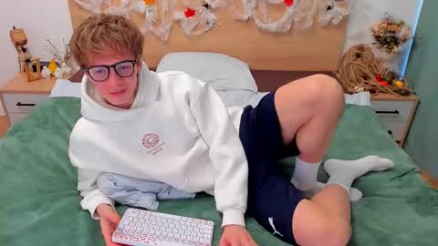 Snapshot of lanny_fandi chatting on 10.18.25 Fandi online show from 10.18.25