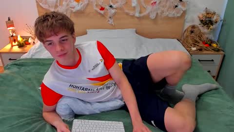 Snapshot of lanny_fandi chatting on 10.28.25 Fandi online show from 10.28.25