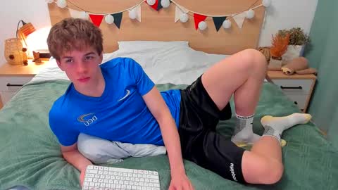 Snapshot of lanny_fandi chatting on 11.12.25 Fandi online show from 11.12.25