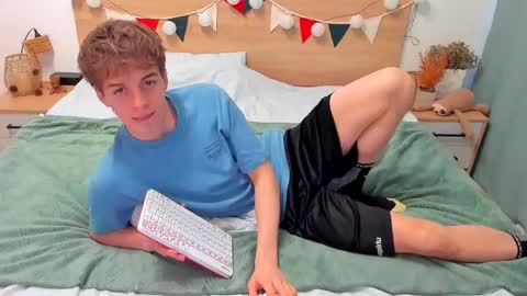 Snapshot of lanny_fandi chatting on 11.18.25 Fandi online show from 11.18.25