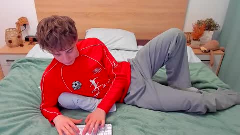 Snapshot of lanny_fandi chatting on 12.01.25 Fandi online show from 12.01.25