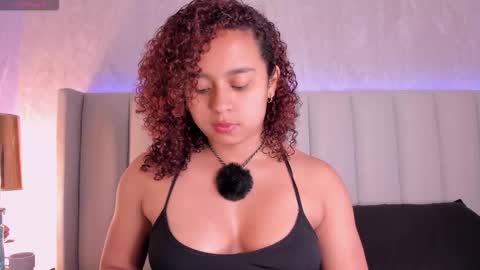 Snapshot of laracurls chatting on 11.11.25 online show from 11.11.25