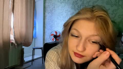 Snapshot of laraesagon chatting on 04.10.26 Lily online show from 04.10.26