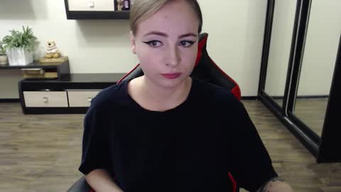 Snapshot of laralianna chatting on 09.21.25 Laralianna online show from 09.21.25