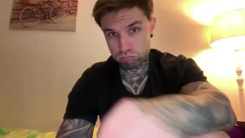 Snapshot of larsskeet chatting on 12.02.25 larsskeet online show from 12.02.25