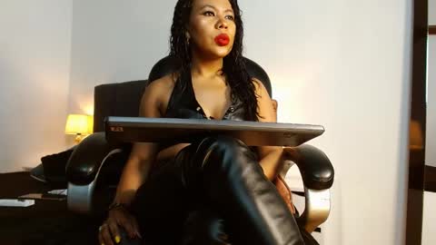 Snapshot of laryssa_swayer chatting on 10.02.25 Laryssa online show from 10.02.25