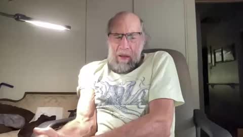 Snapshot of laser137 chatting on 12.22.24 cris online show from 12.22.24