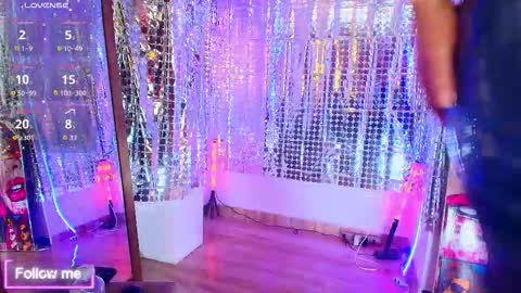 Snapshot of latex_rose_daniels chatting on 11.12.25 ROSE online show from 11.12.25