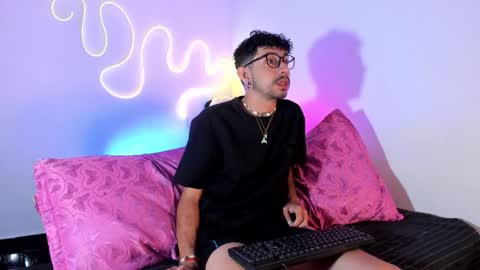 Snapshot of latin_bigcock21cm chatting on 03.25.26 latin_bigcock21cm online show from 03.25.26