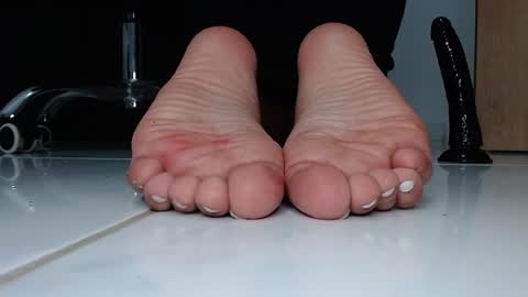 Snapshot of latinfeetqos chatting on 12.26.24 Martina April online show from 12.26.24