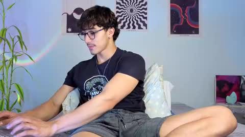 Snapshot of latinguyxl chatting on 10.23.25 Logan online show from 10.23.25