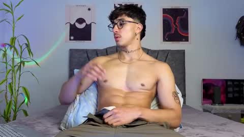 Snapshot of latinguyxl chatting on 11.04.25 Logan online show from 11.04.25