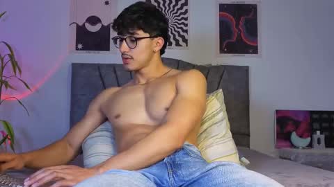 Snapshot of latinguyxl chatting on 11.30.25 Logan online show from 11.30.25