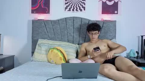 Snapshot of latinguyxl chatting on 03.07.26 Logan online show from 03.07.26