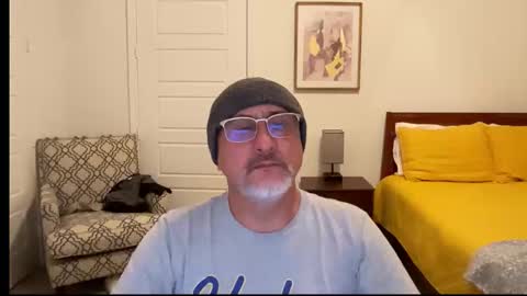 Snapshot of latinnous chatting on 12.19.25 QS - INDEPENDENT MODEL online show from 12.19.25