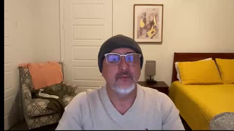 Snapshot of latinnous chatting on 12.21.25 QS - INDEPENDENT MODEL online show from 12.21.25