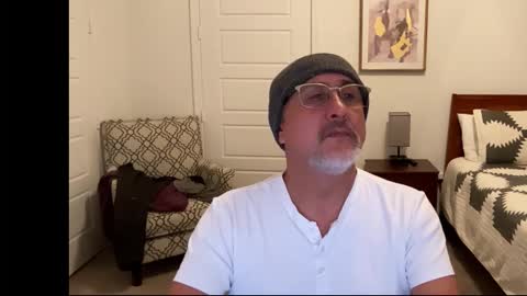 Snapshot of latinnous chatting on 01.12.26 QS - INDEPENDENT MODEL online show from 01.12.26