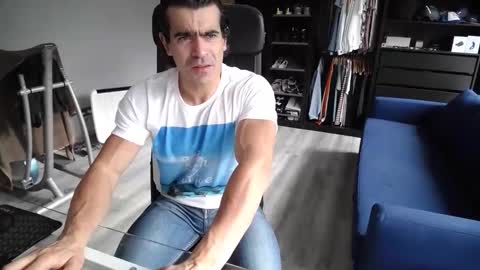 Snapshot of latino23bom chatting on 11.11.25 sam online show from 11.11.25