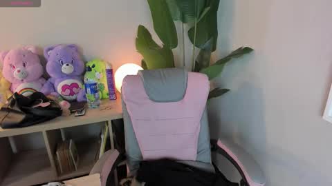 laukyubey1 online show from 10.28.25