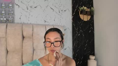 Snapshot of laumiller chatting on 09.29.25 Lau Miller online show from 09.29.25