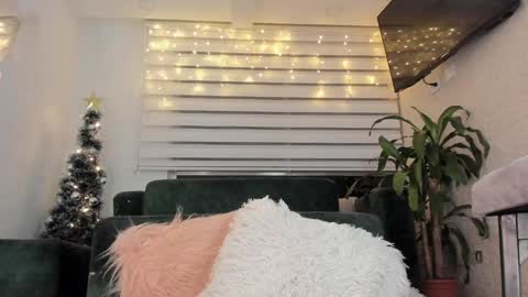 Snapshot of laura__cruz chatting on 12.12.24 laura cruz online show from 12.12.24