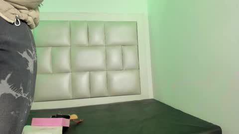 Snapshot of laura__js_ chatting on 12.01.25 laura__js_ online show from 12.01.25