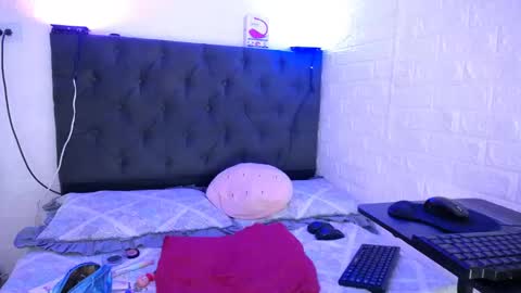 Snapshot of laura_candy02 chatting on 12.12.24 LAURA online show from 12.12.24