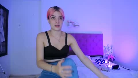 Snapshot of laura_candy02 chatting on 12.19.24 LAURA online show from 12.19.24
