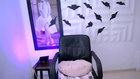 Snapshot of laura_candy02 chatting on 10.14.25 LAURA online show from 10.14.25