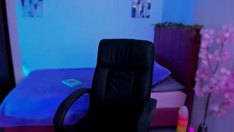 Laura Rose online show from 12.04.25