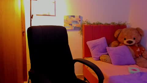 Snapshot of laura_r23 chatting on 04.01.26 Laura Rose online show from 04.01.26