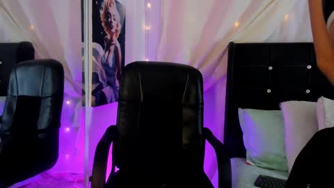 Snapshot of laurablue_ chatting on 10.20.25 Laura Blue online show from 10.20.25