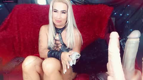 Snapshot of lauracrystall chatting on 09.19.25 LauraCrystall online show from 09.19.25